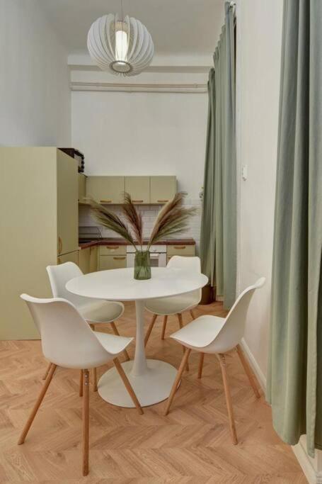 Lovely 3 Bedrooms Apartment In The Jewish Quarter Boedapest Buitenkant foto